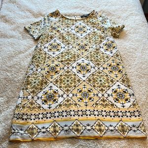 Yellow and gold dress with white and brown accents! Size XS from Lulu’s!